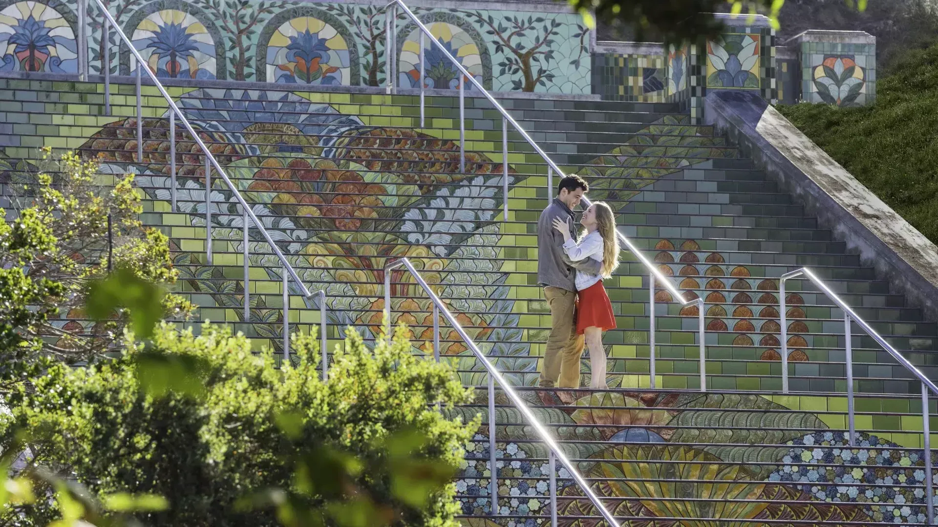 一对夫妇站在林肯公园五颜六色的瓷砖台阶上的特写照片