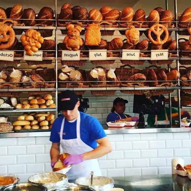 贝博体彩appのブーダン・ベーカリーでパン職人がサワードウパンを作っています。
