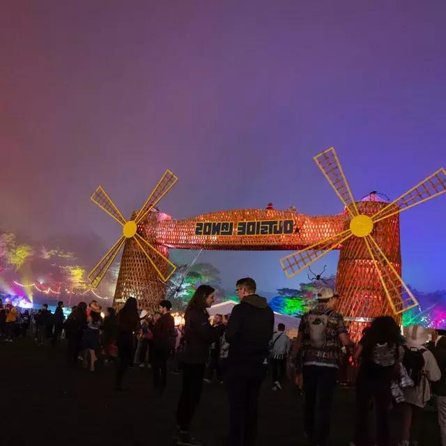 在贝博体彩app的Outside Lands音乐节上，一群音乐节参与者在夜晚的霓灯下被拍照.