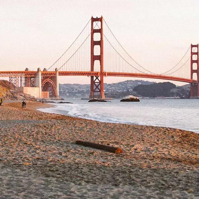 サンフランシスコのベイカービーチとゴールデンゲートブリッジを背景にした写真