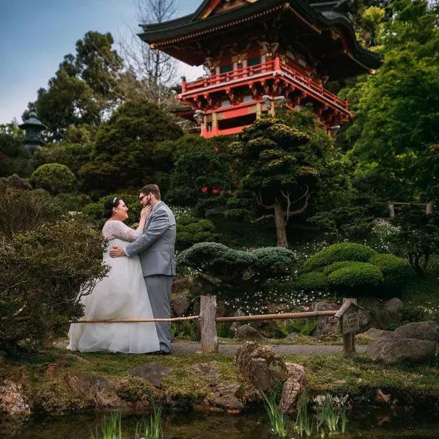 日本茶园前的新婚夫妇
