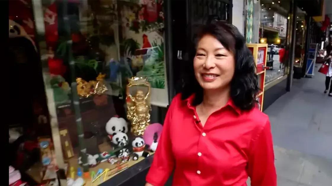 Linda Lee walks through the streets of Chinatown wearing a red shirt. 圣弗朗西斯科.
